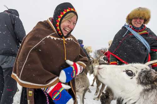 Laila og Arild sammen med reinsdyr på vinteren.