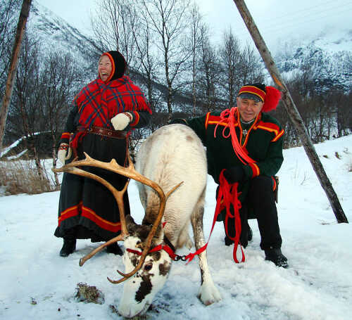 Laila og Arild ute i snøen sammen med reinsdyr.