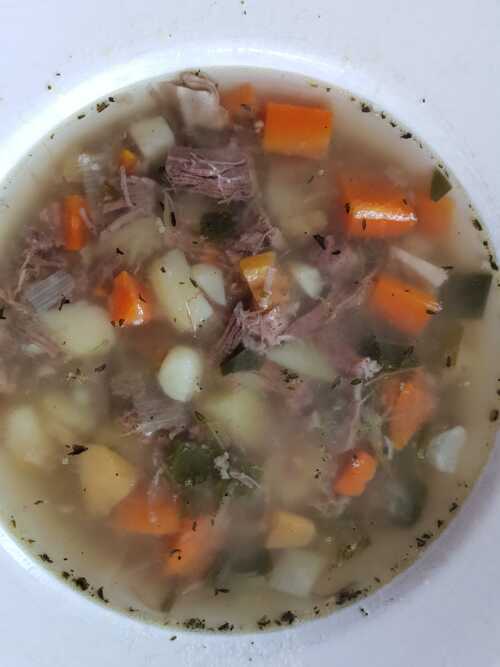 Reinkjøttsuppe i hvit bolle.