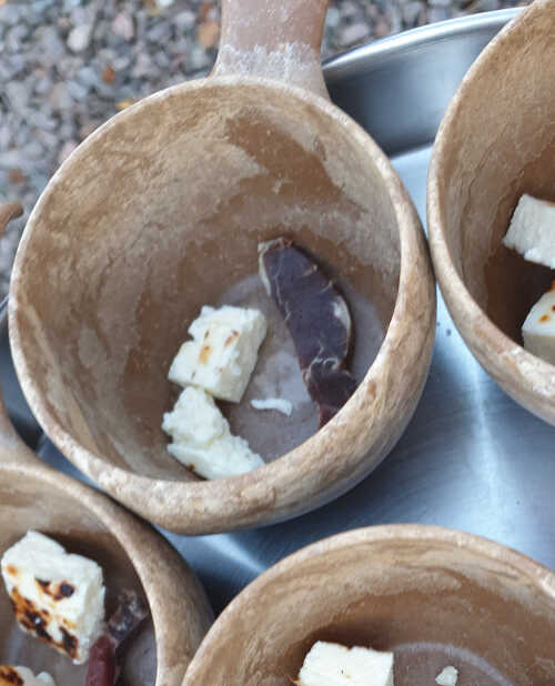 Smaksprøver med ost og reinsdyrkjøtt i kaffen.